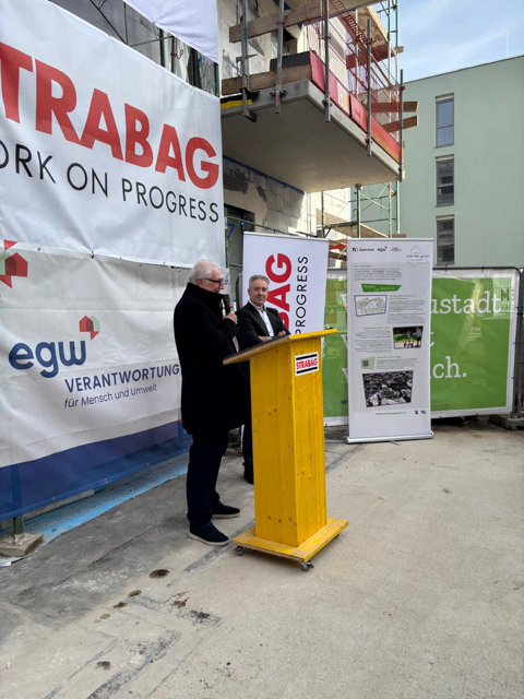 weitere Rede vor Strabag Logo